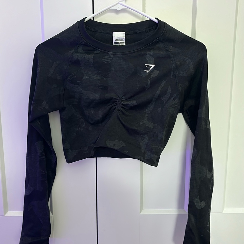 GYMSHARK black Adapt Camo Long Sleeve Crop Top - size Small